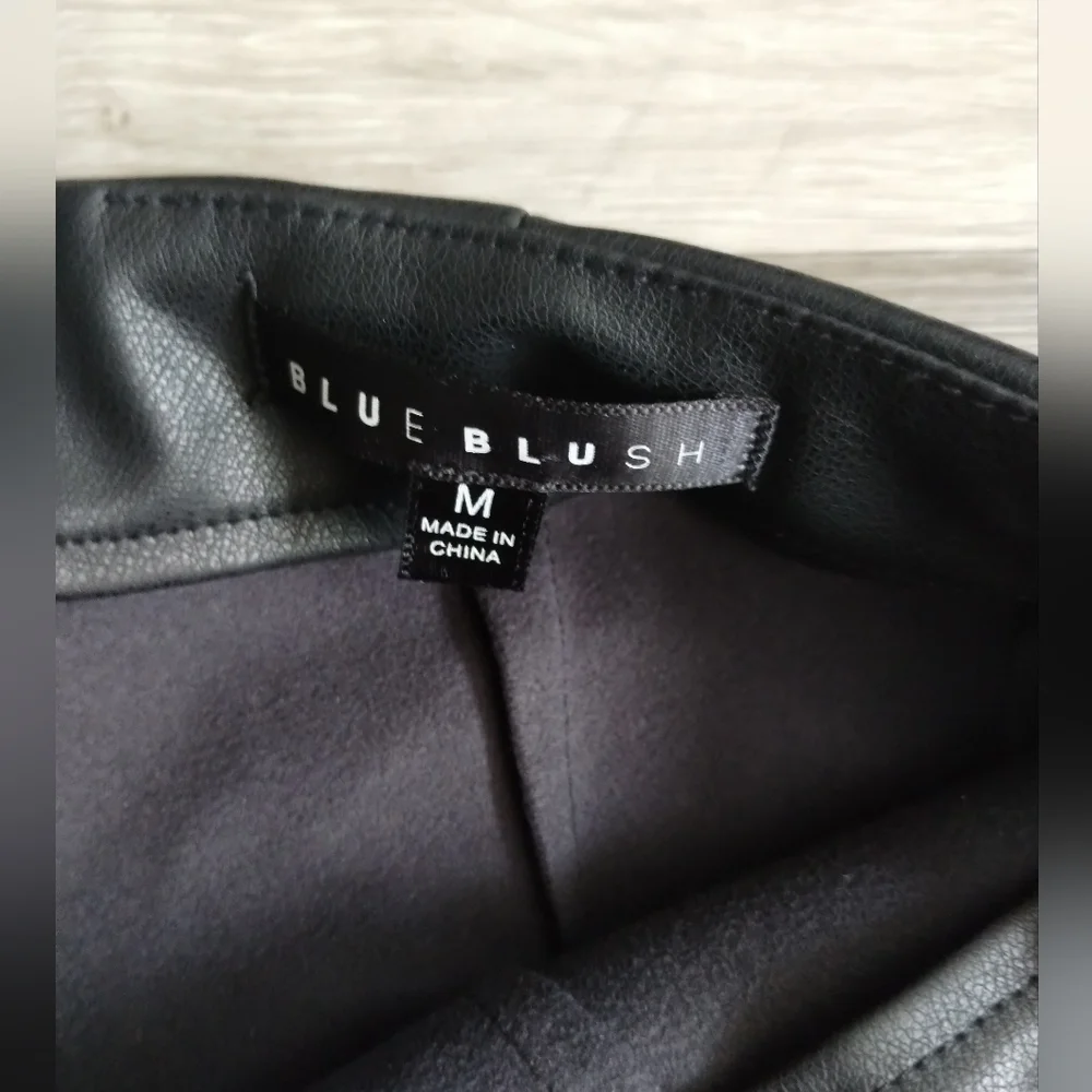 Blue Blush Black Faux Leather Women's Shorts Medium - Picture 2 of 4